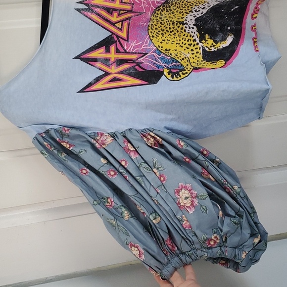 Upcycled Def Leppard Tshirt with Bubble Sleeves - Picture 2 of 6